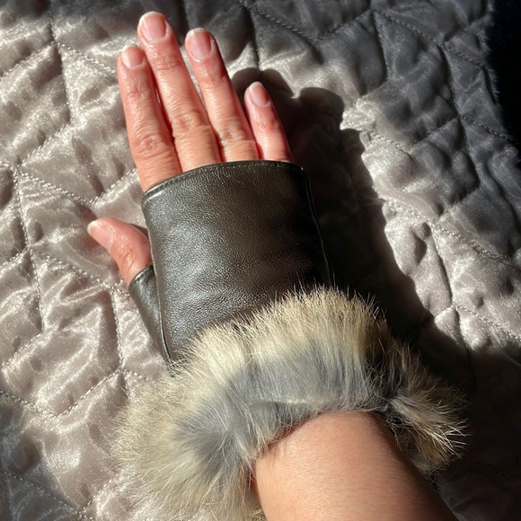 Danier leather gloves - Picture 1 of 4